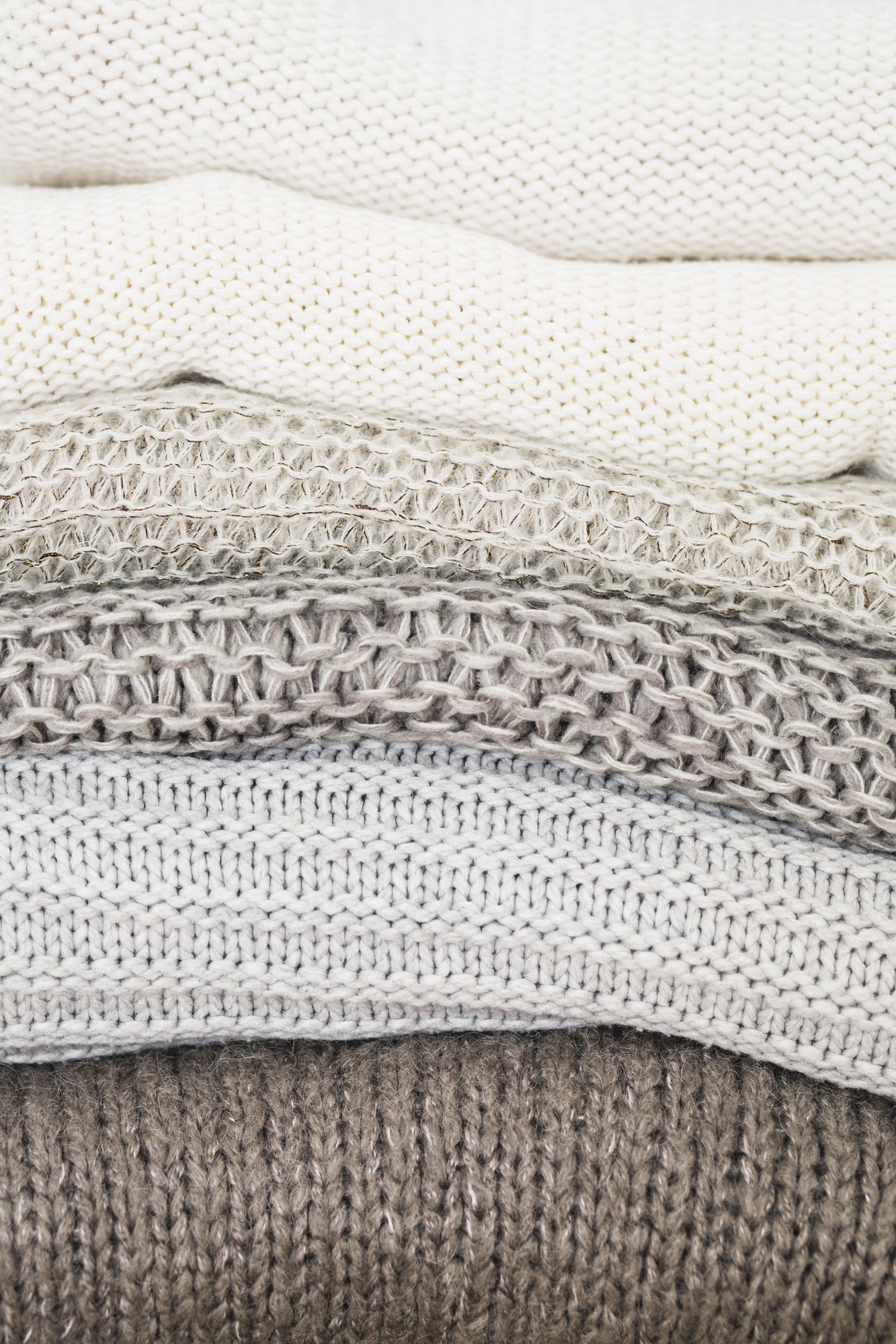 Gestapelte Strickpullover aus der Kollektion