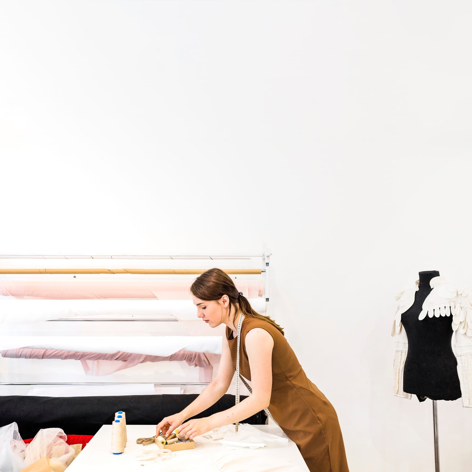 Modedesignerin wählt Garne an der Werkbank aus